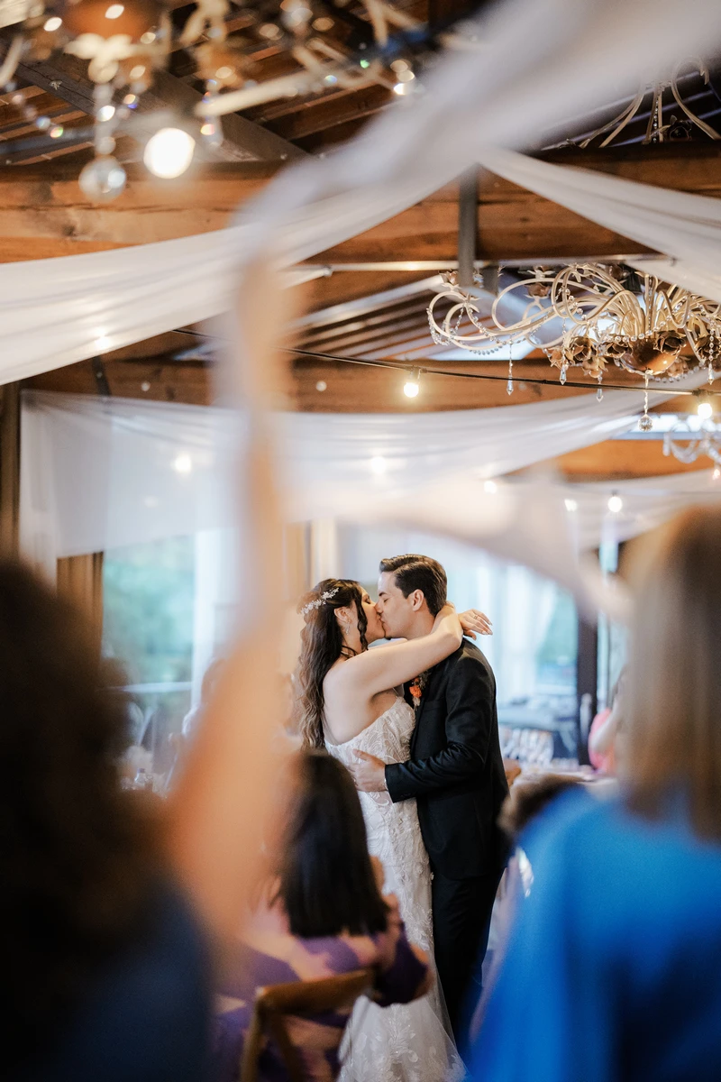 Sposi che si baciano all'ingresso al ricevimento di matrimonio