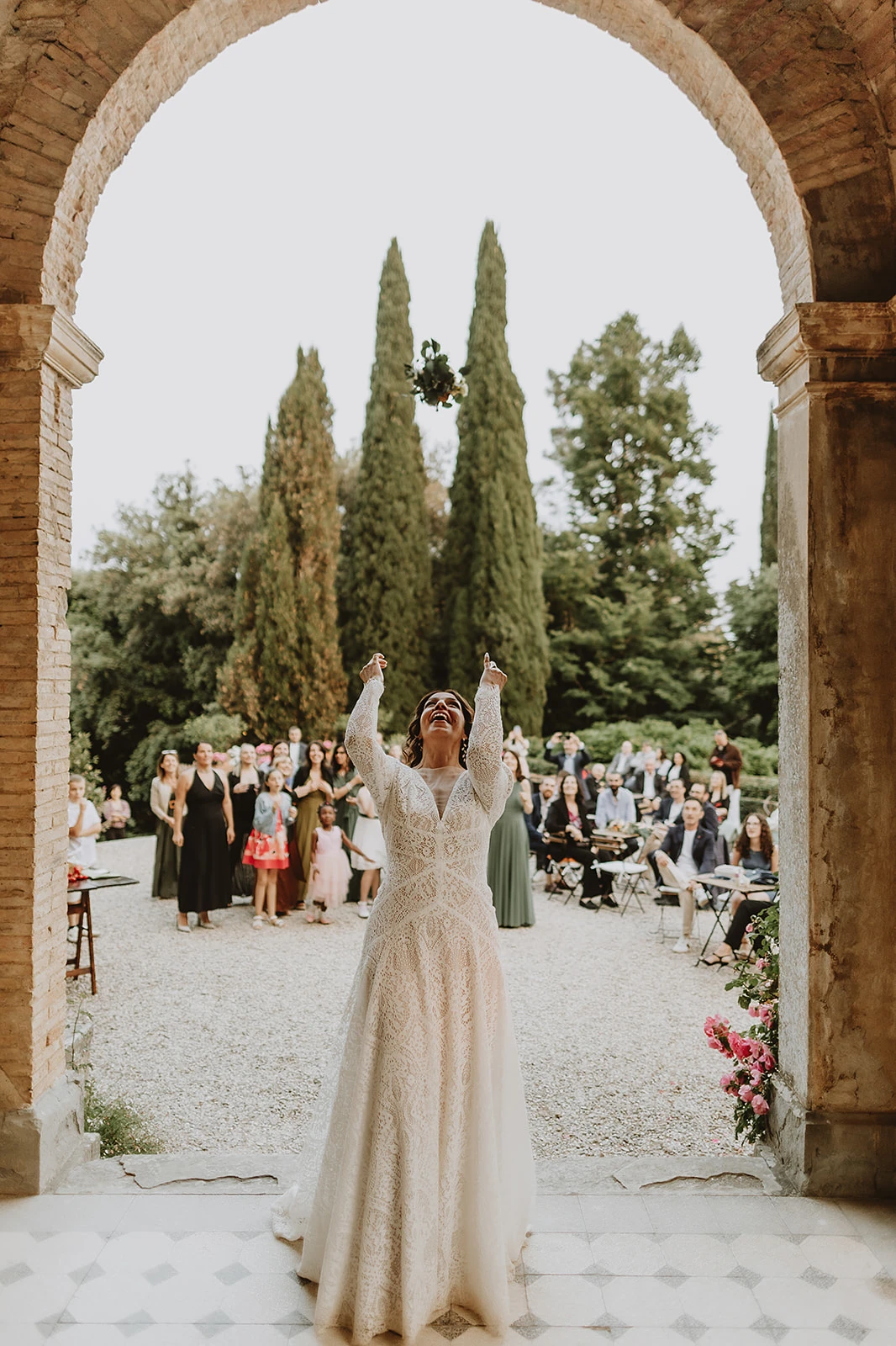 La sposa lancia il bouquet nella splandida cornice di Villa di Striano