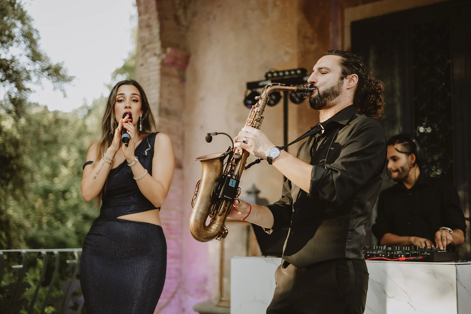 saxofonista suona durante l'aperitivo di matrimonio in mugello, coordinamento euphoria events
