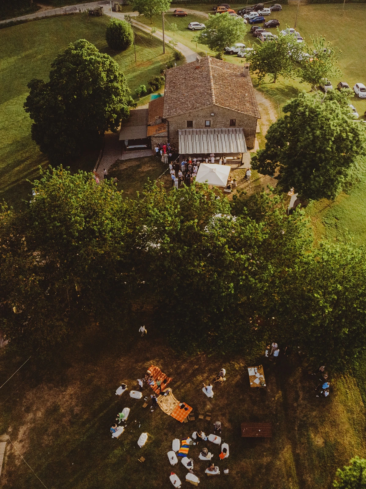 Momento di festa durante la serata di matrimonio di Claudio e Giacomo