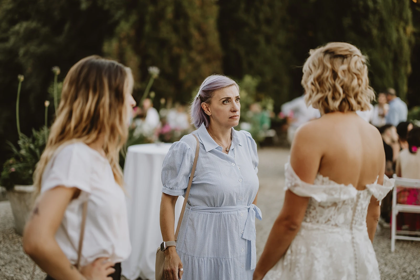 Ilaria, wedding helper di Euphoria Events, definisce i dettagli con la sposa durante il matrimonio a Villa Strano
