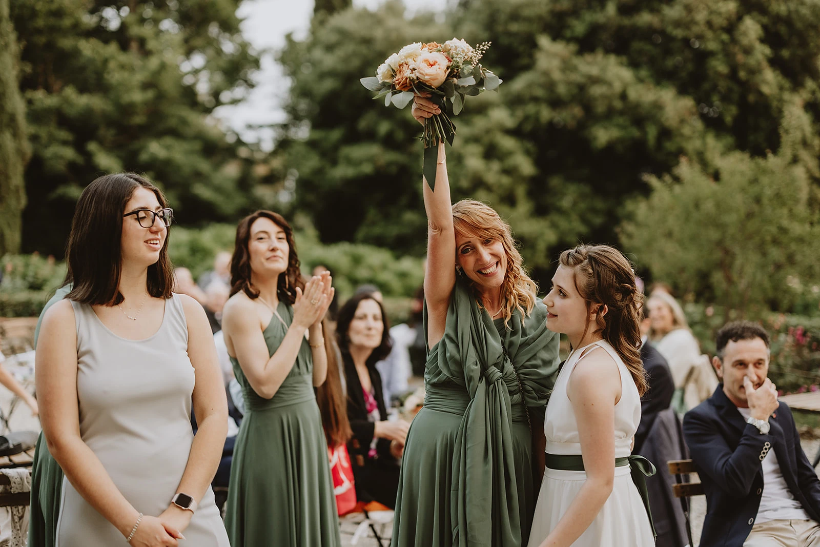 La damigella prende il bouquet durate il matrimonio in Mugello 