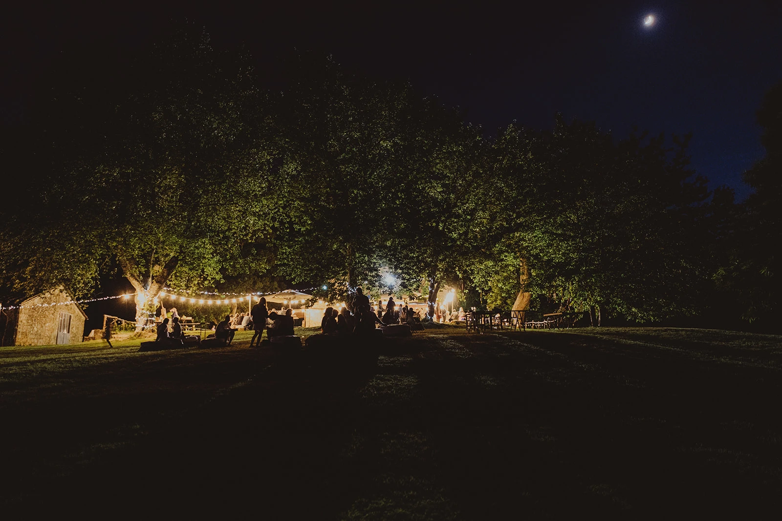 Fine serata con luci in agriturismo per il matrimonio di Claudio e Giacomo