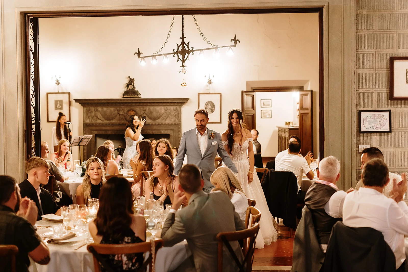 Ingresso degli sposi nella sala della cena durante il ricevimento di matrimonio in mugello