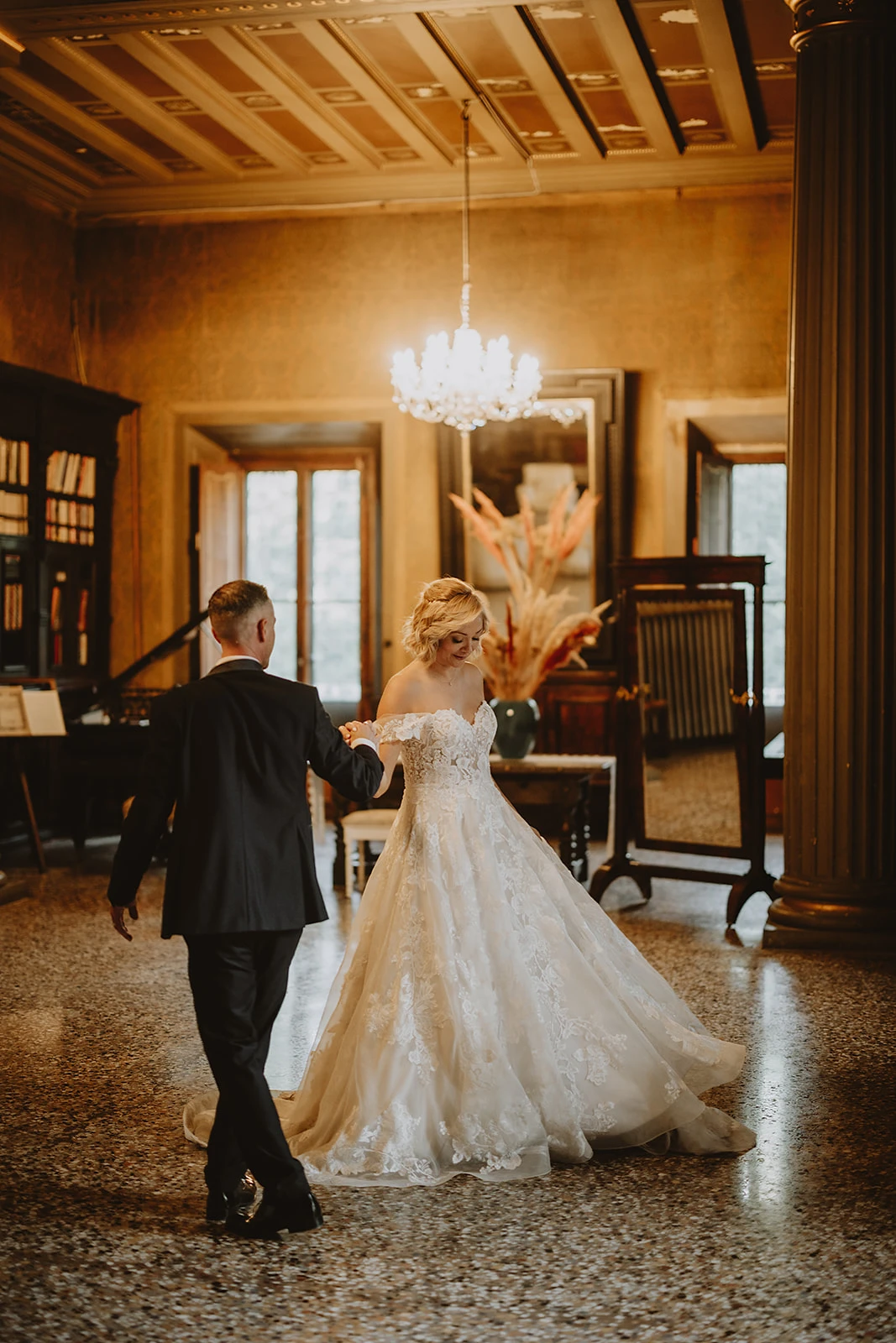 Claudio e e Elena ballano durante lo shooting nella sala della musica della villa