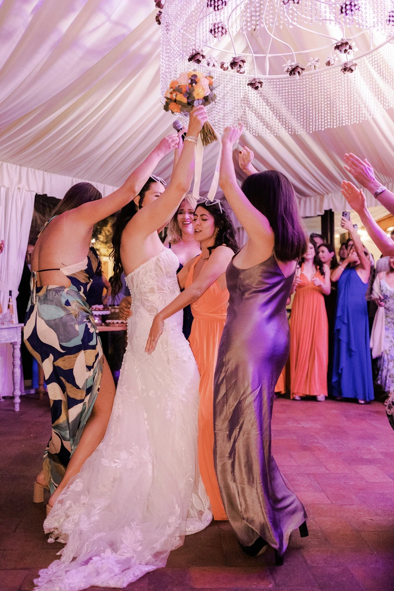 Ballo della sposa con le amiche per la consegna del bouquet sposa