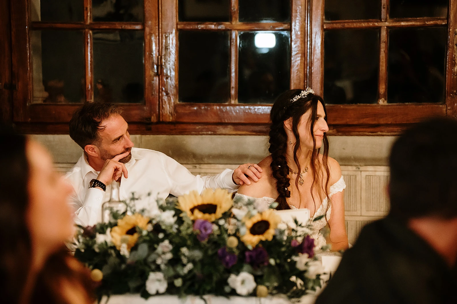 Dettaglio degli sposi durante la cena del matrimonio