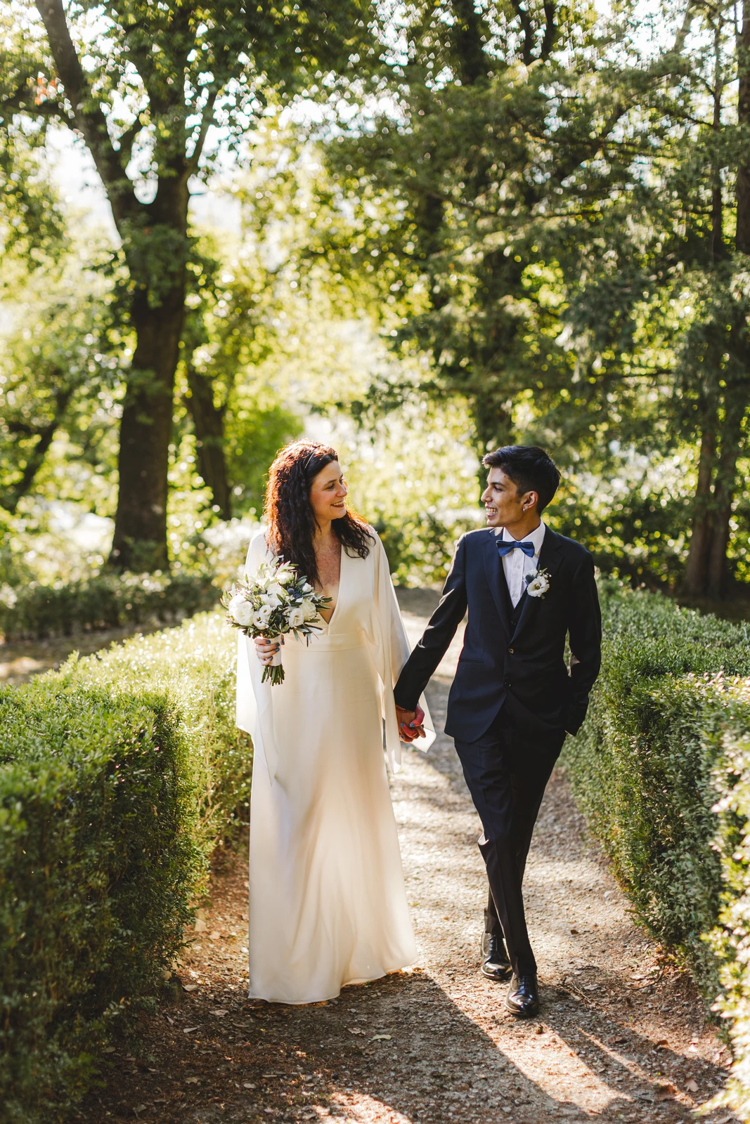 Complicità di coppia durante lo shooting fotografico, matrimonio in toscana