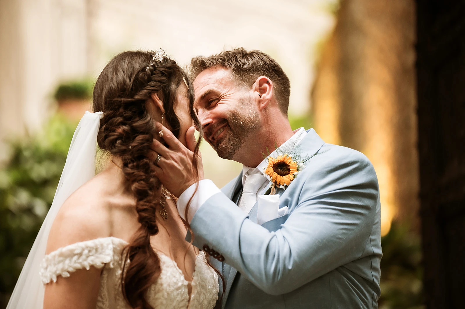 Momento intimo degli sposi nel giorno del matrimonio