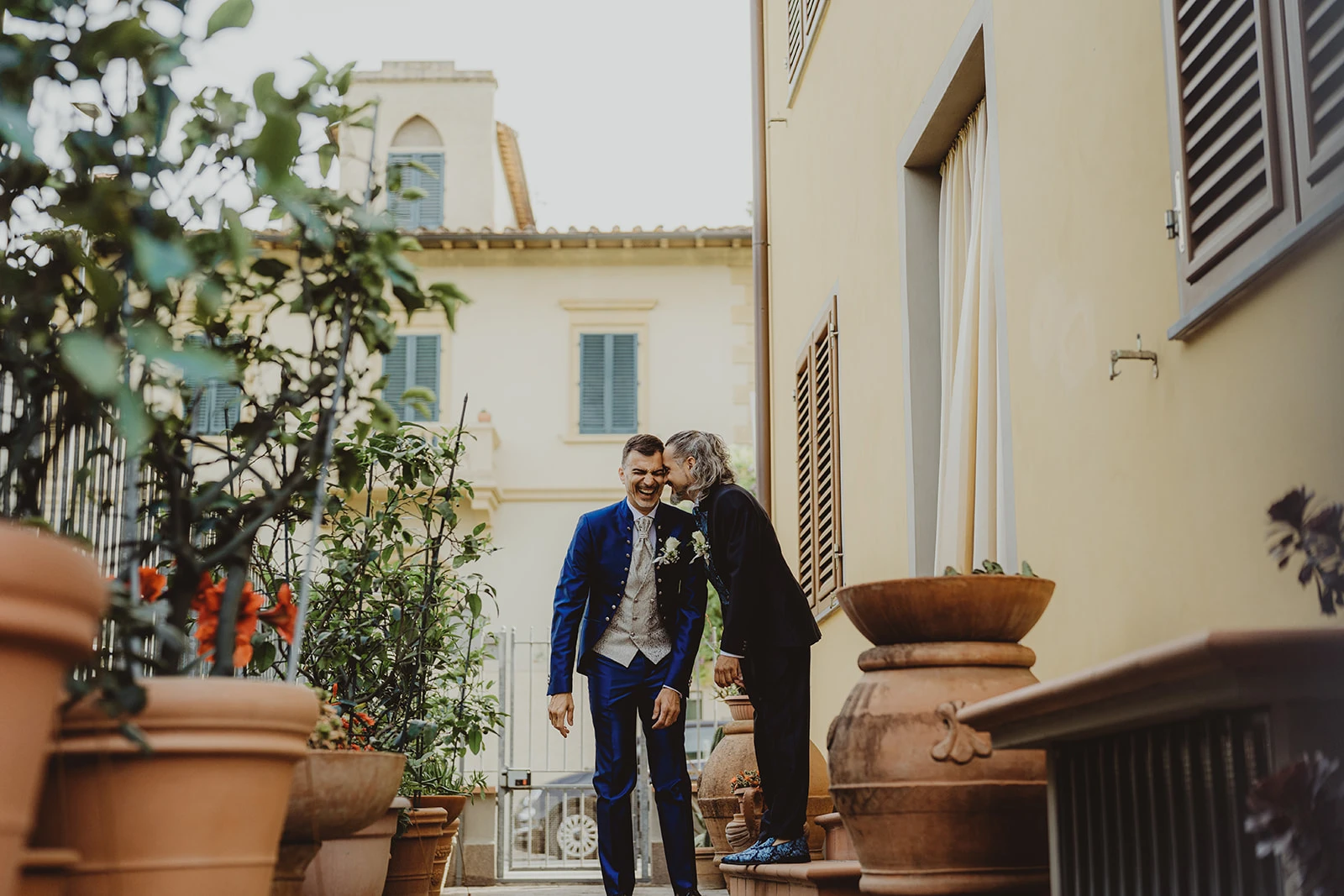 Gli sposi Claudio e Giacomo all'uscita di casa prima della cerimonia a Firenze