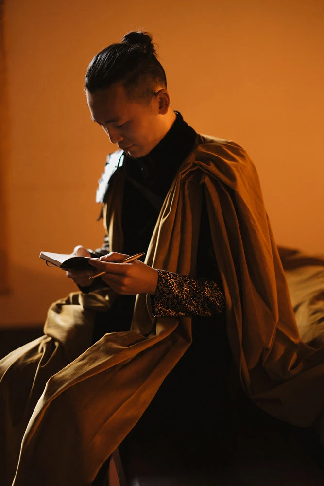 Lo sposo scrive le promesse di matrimonio 