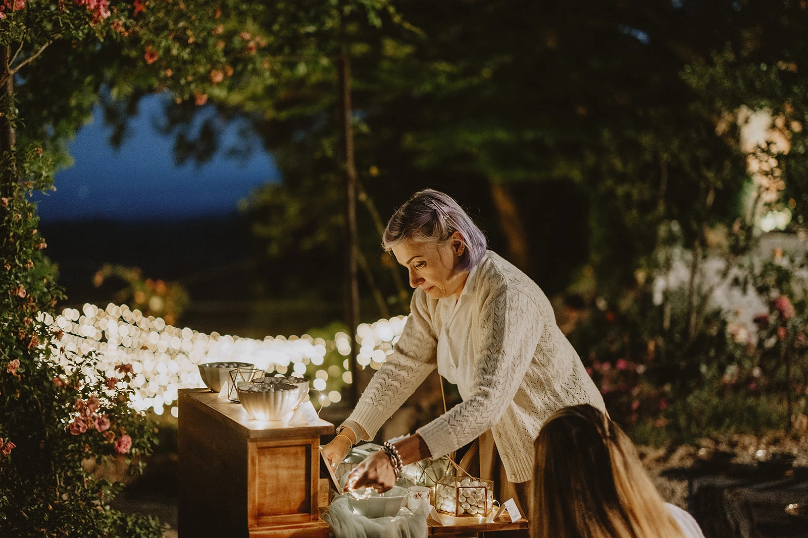 Ilaria, wedding helper, durante il coordinamento del matrimonio, allestimento confettata