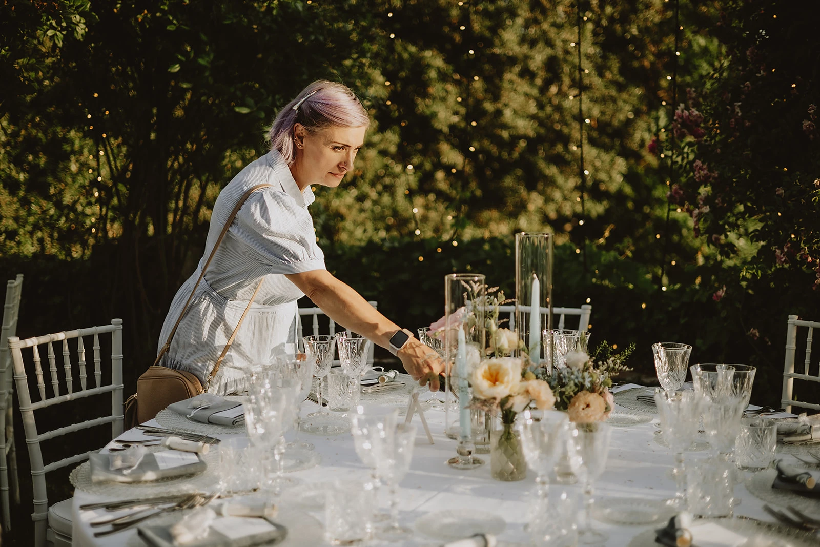 Ilaria, wedding helper, durante il coordinamento del matrimonio, accende le candele dei centrotavola