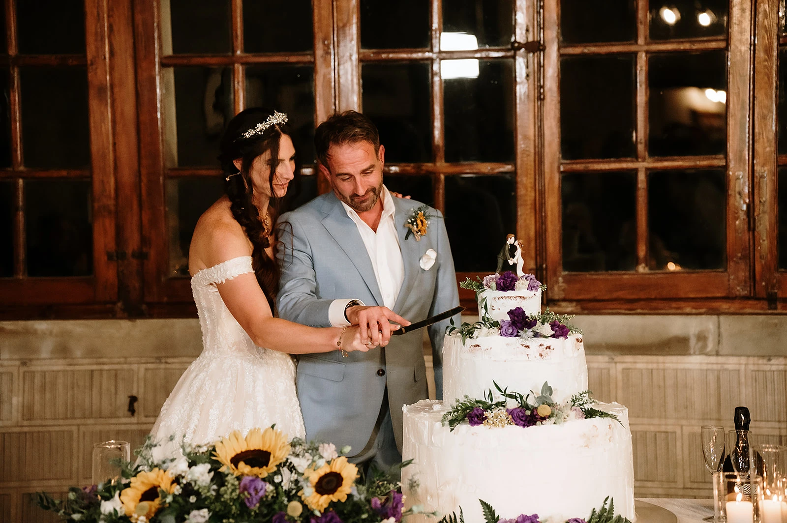 Momento del taglio della torta del matrimonio di Phil e Gloria coordinamento di euphoria events