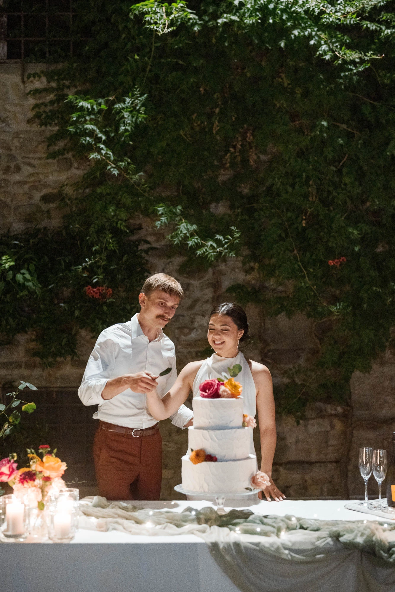 Gli sposi tagliano la torta nuziale