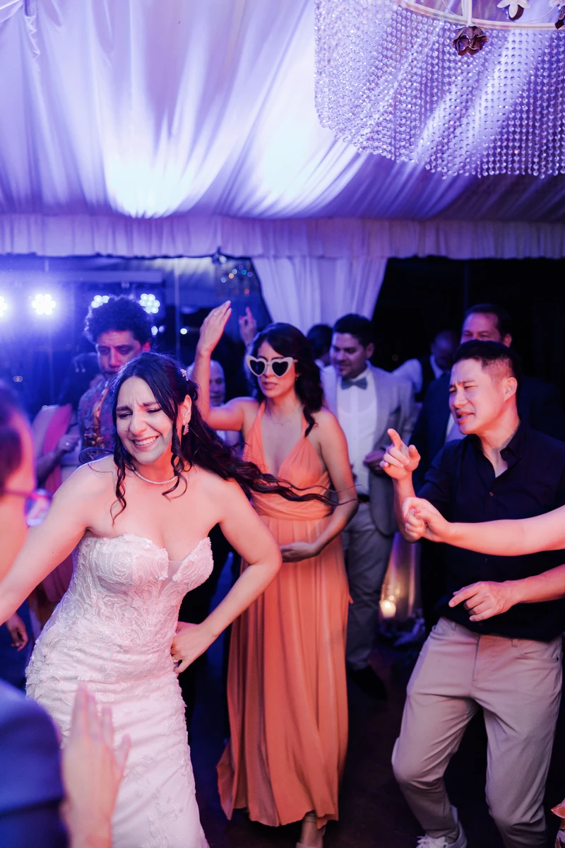 Momento finale di festa con gli sposi a Poggio Tondo, organizzazione euphoria events