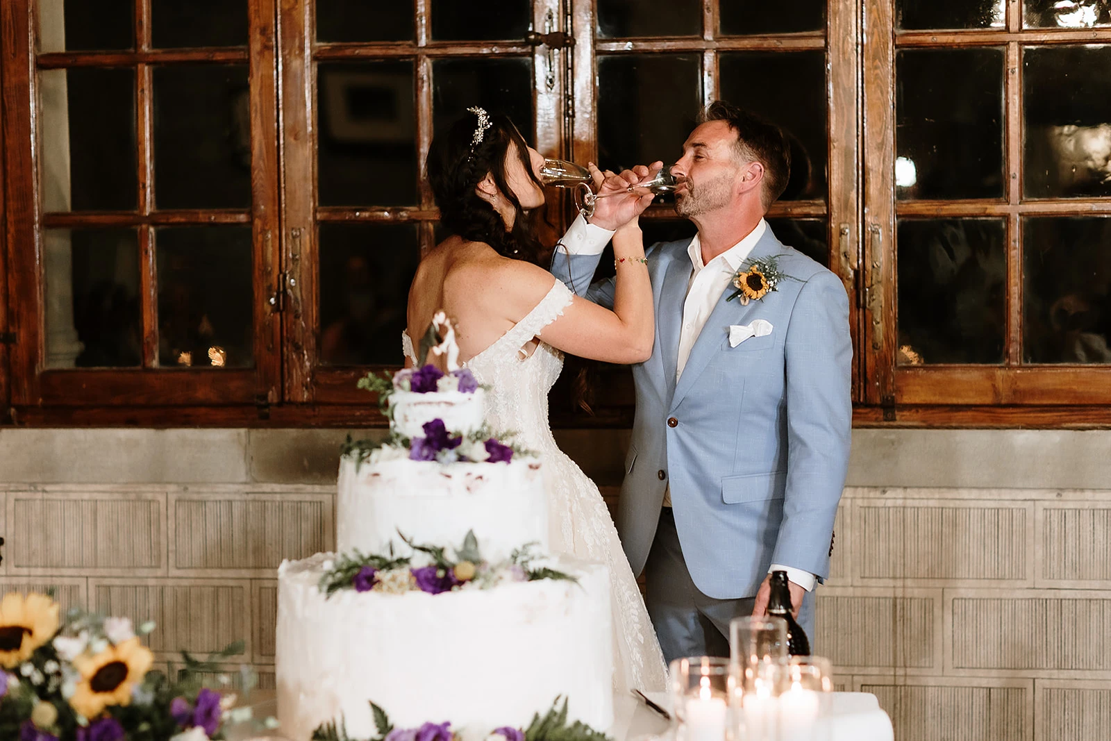 Brindisi degli sposi al ricevimento di matrimonio in toscana