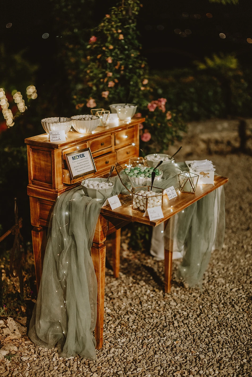 confettata dal gusto retrò allestita da euphoria events per il matrimonio in toscana di Alessio e Raffaella