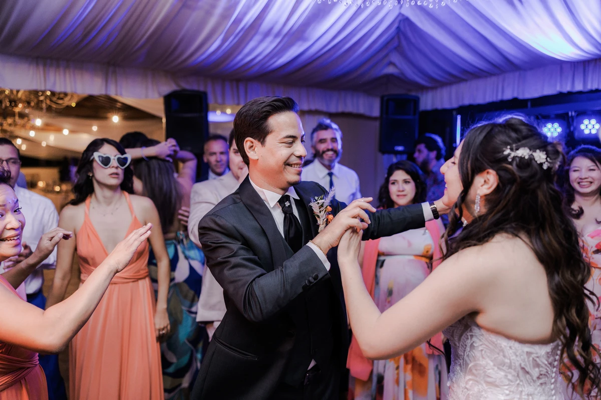 Celebrazione serale del matrimonio balli e musica