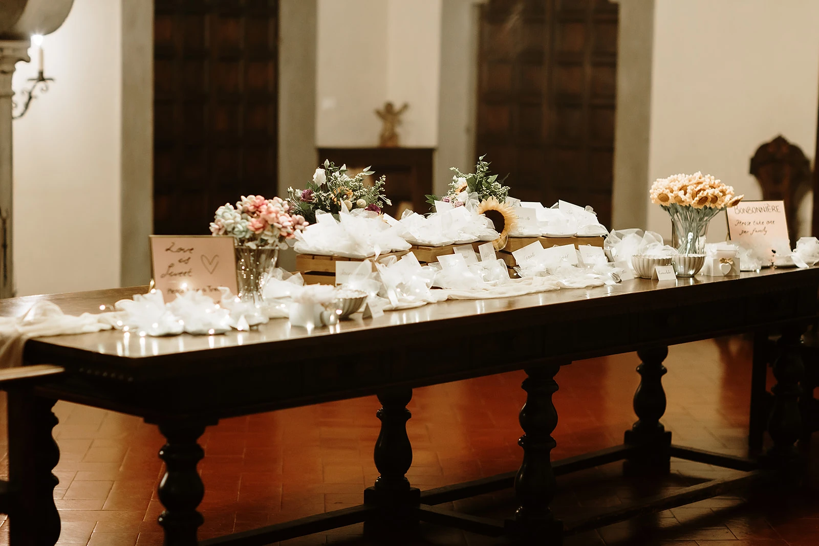 Allestimento del tavolo delle bomboniere nel salone del Castello di Barberino a cura di euphoria events