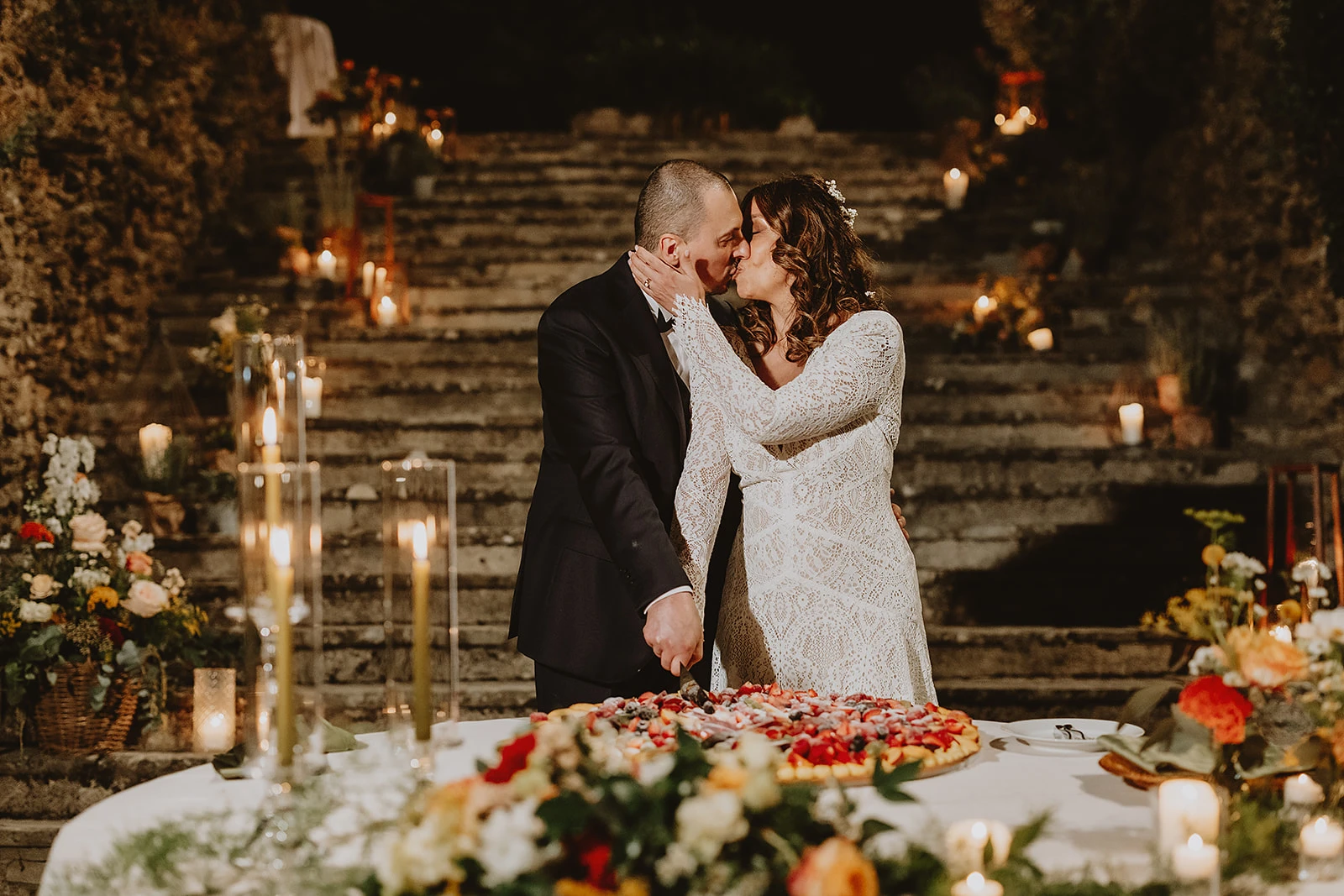 gli sposi si baciano al taglio della torta a Villa di Striano