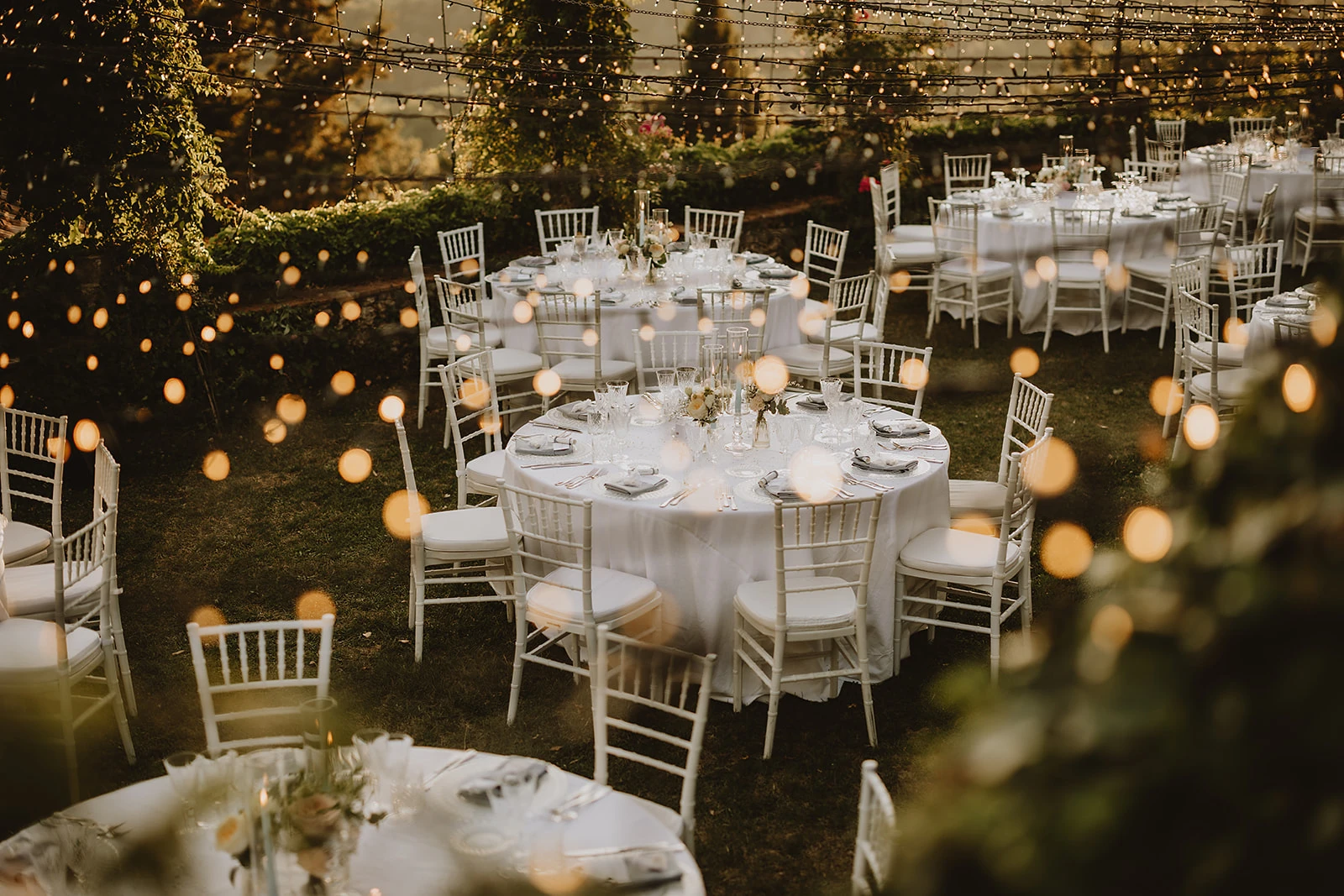 fairy light e mise en place romantica per la cena di matrimonio in mugello di Claudio e Elena
