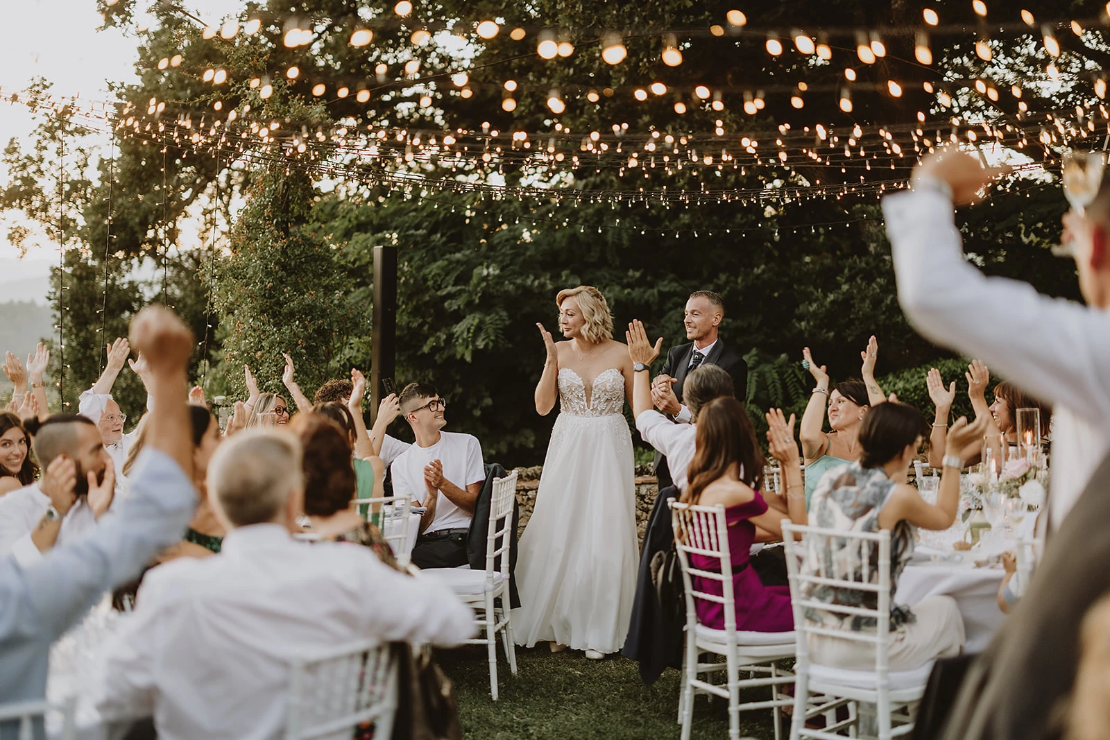 gli sposi entrano alla cena di matrimonio con gli applausi di tutti gli ospiti