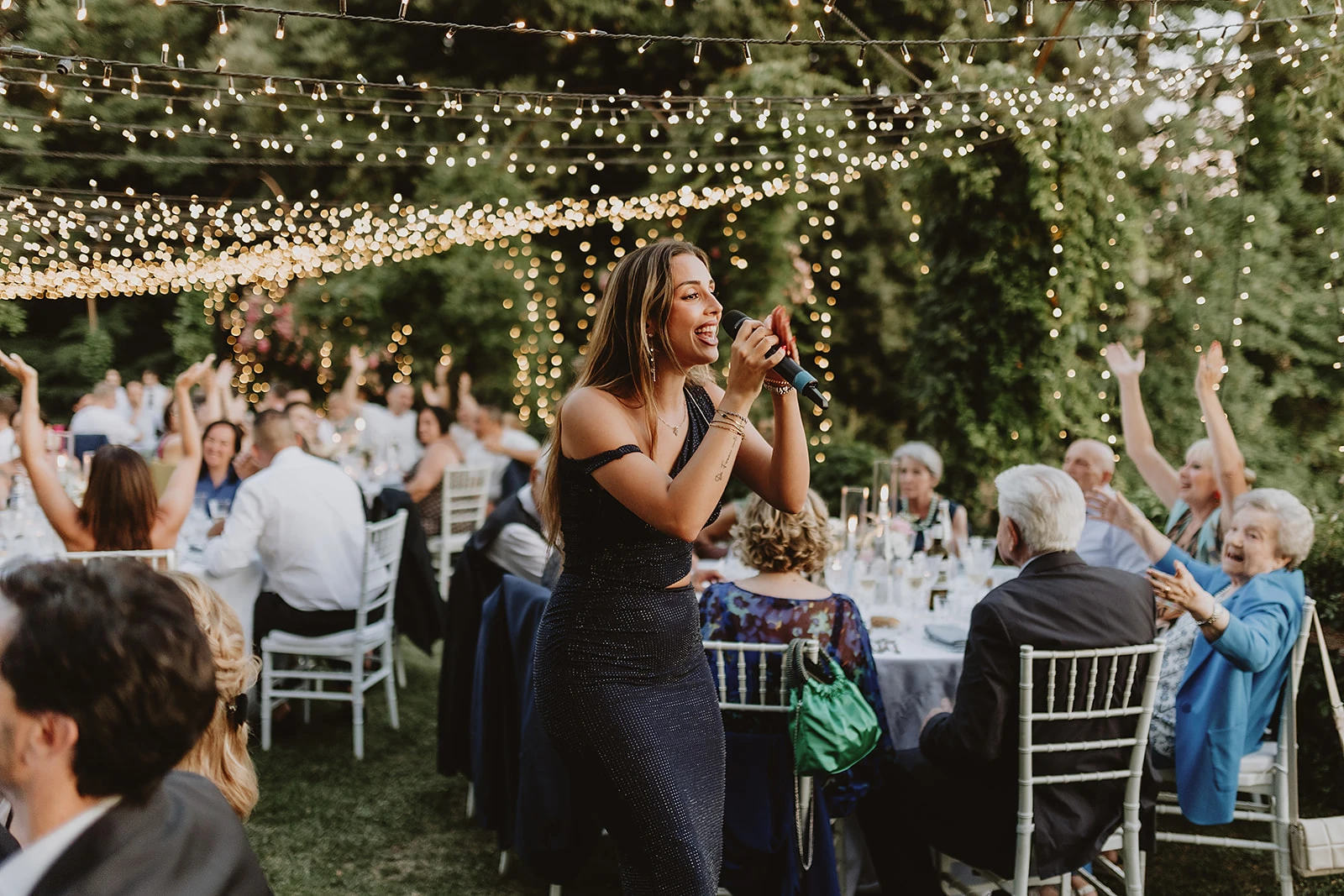 Cantante che canta durante la cena di matrimonio in Mugello, coordinamento di Ilaria wedding helper euphoria events