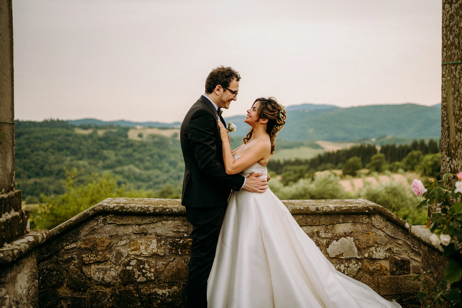 Ritratto degli sposi durante il servizio fotografico di coppia in toscana