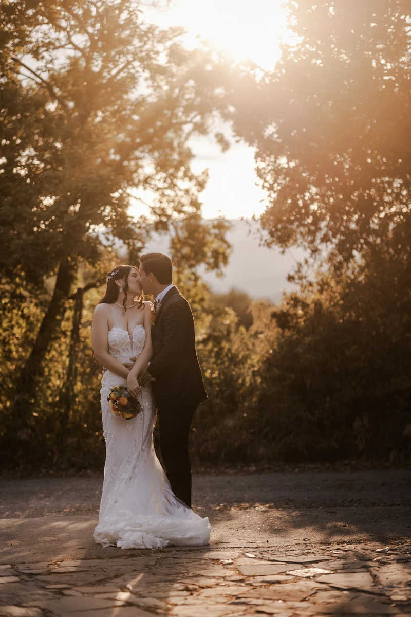 Ritratto degli sposi durante il servizio fotografico di coppia