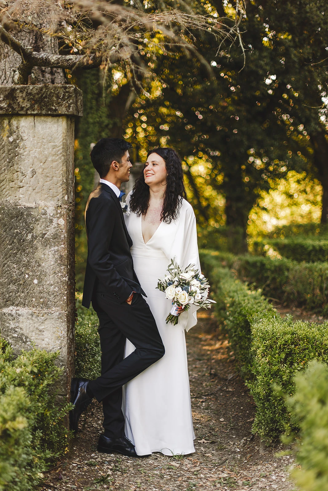 Ritratto degli sposi durante il servizio fotografico di coppia nel giardino del Castello di Barberino