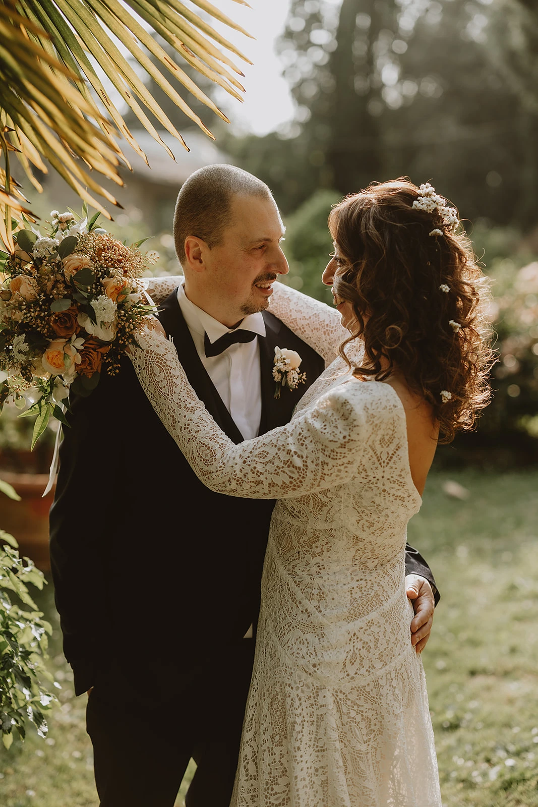 Momento intimo degli sposi durante lo shooting del matrimonio a  Villa di Striano