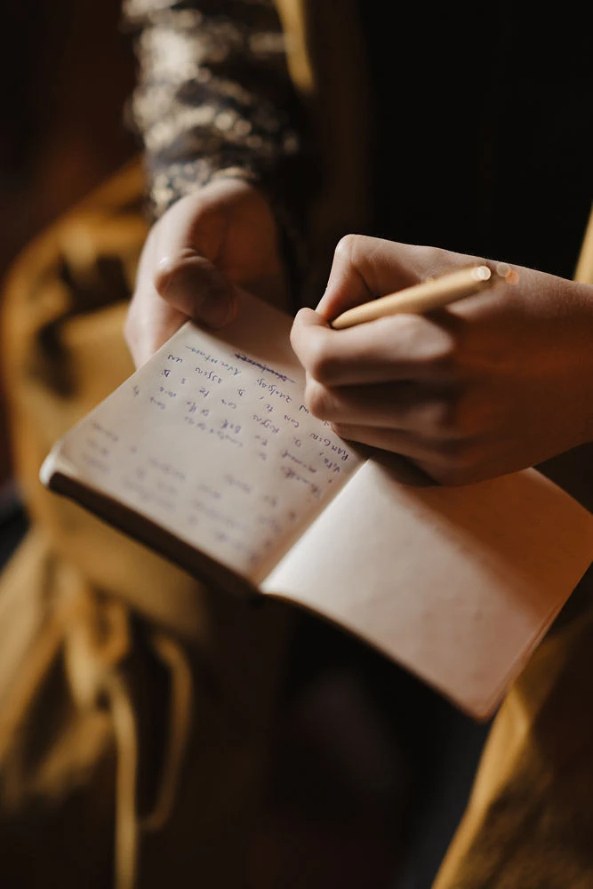 Lo sposo scrive le promesse di matrimonio 