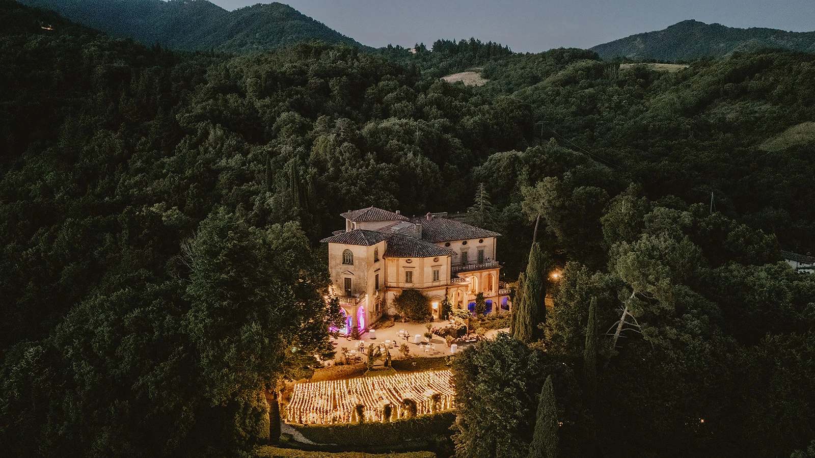 Vista della location di matrimonio illuminata durante il matrimonio di Caludio e Elena 