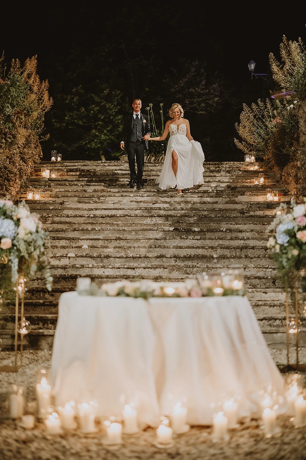 Gli  sposi scendono la scala scenografica di Villa di Striano per il taglio della torta
