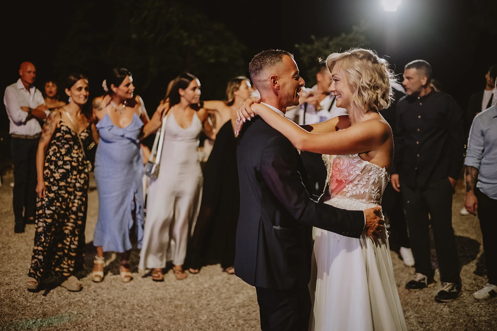 Primo ballo degli sposi durante il matrimonio in toscana a