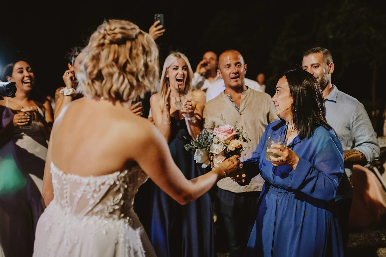 Consegna del bouquet per la proposta di matrimonio a sorpresa durante il matrimonio, coordinamento di euphoria events wedding planner in toscana