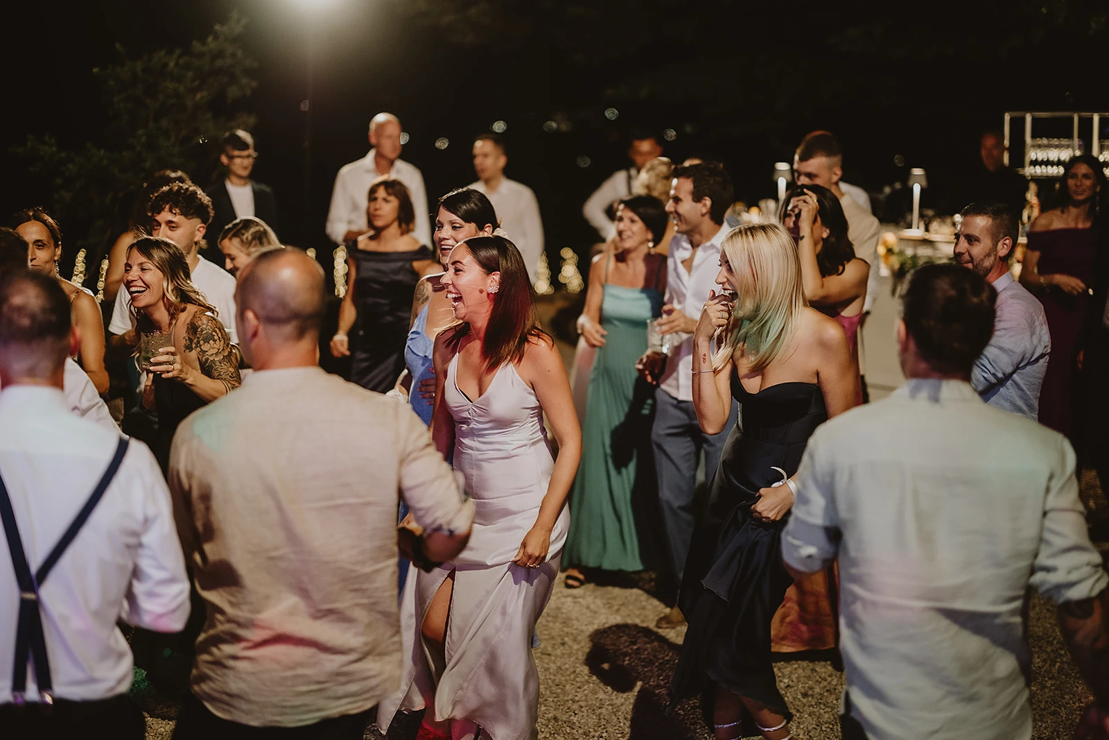 Ballo e musica nel ricevimento di matrimonio