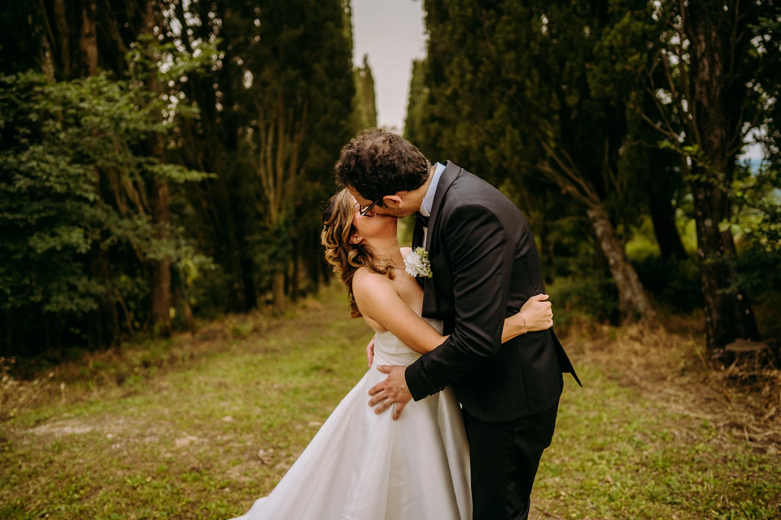 Giulia e Lorenzo si baciano durante lo shooting a Villa di Bivigliano matrimonio organizzato da Euphoria Events
