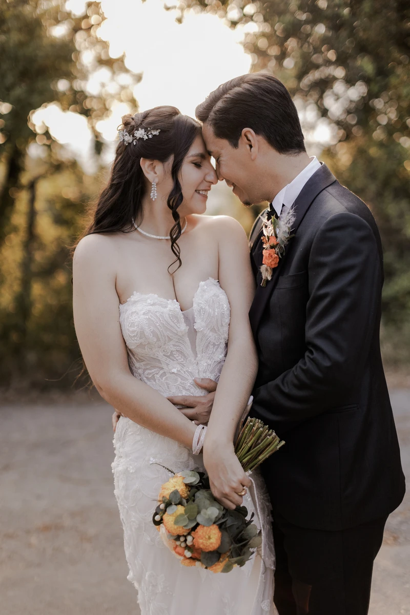 Momento intimo degli sposi nel giorno del matrimonio