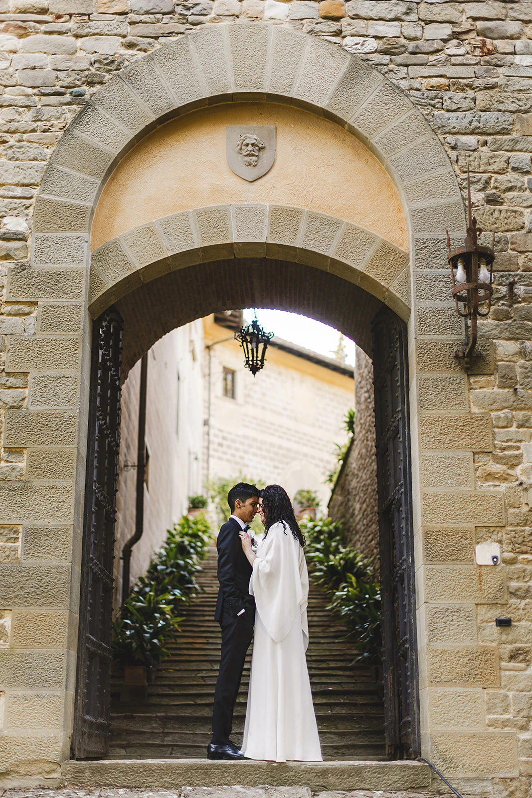 Luvai e Jessie durante il servizio fotografico al Castello di Barberino, matrimonio organizzato da Euphoria Events
