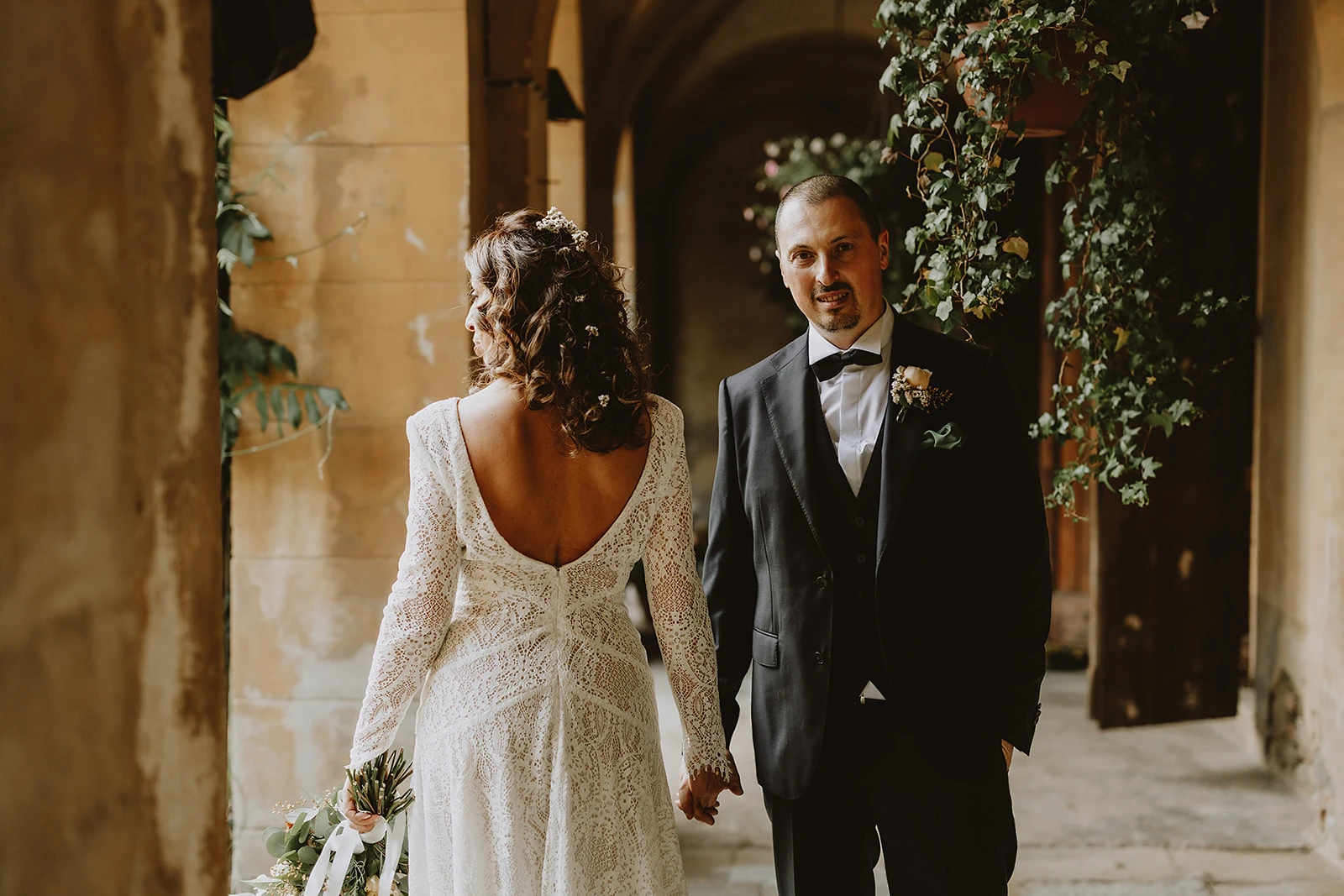 Ritratto degli sposi durante il servizio fotografico di coppia, residenza storica Toscana