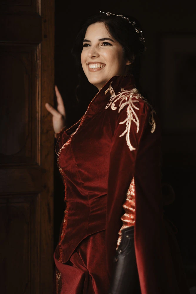 la sposa radiosa alla fine dei preparativi di matrimonio 