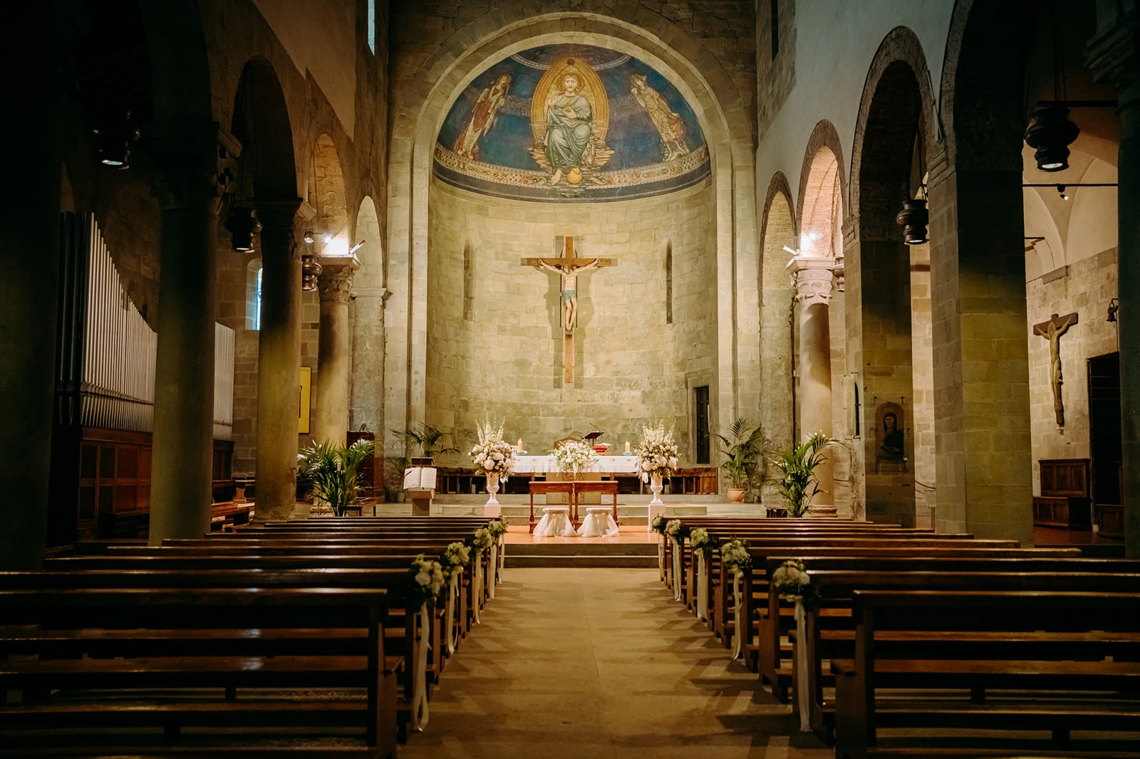 Allestimento floreale della chiesa del matrimonio in mugello