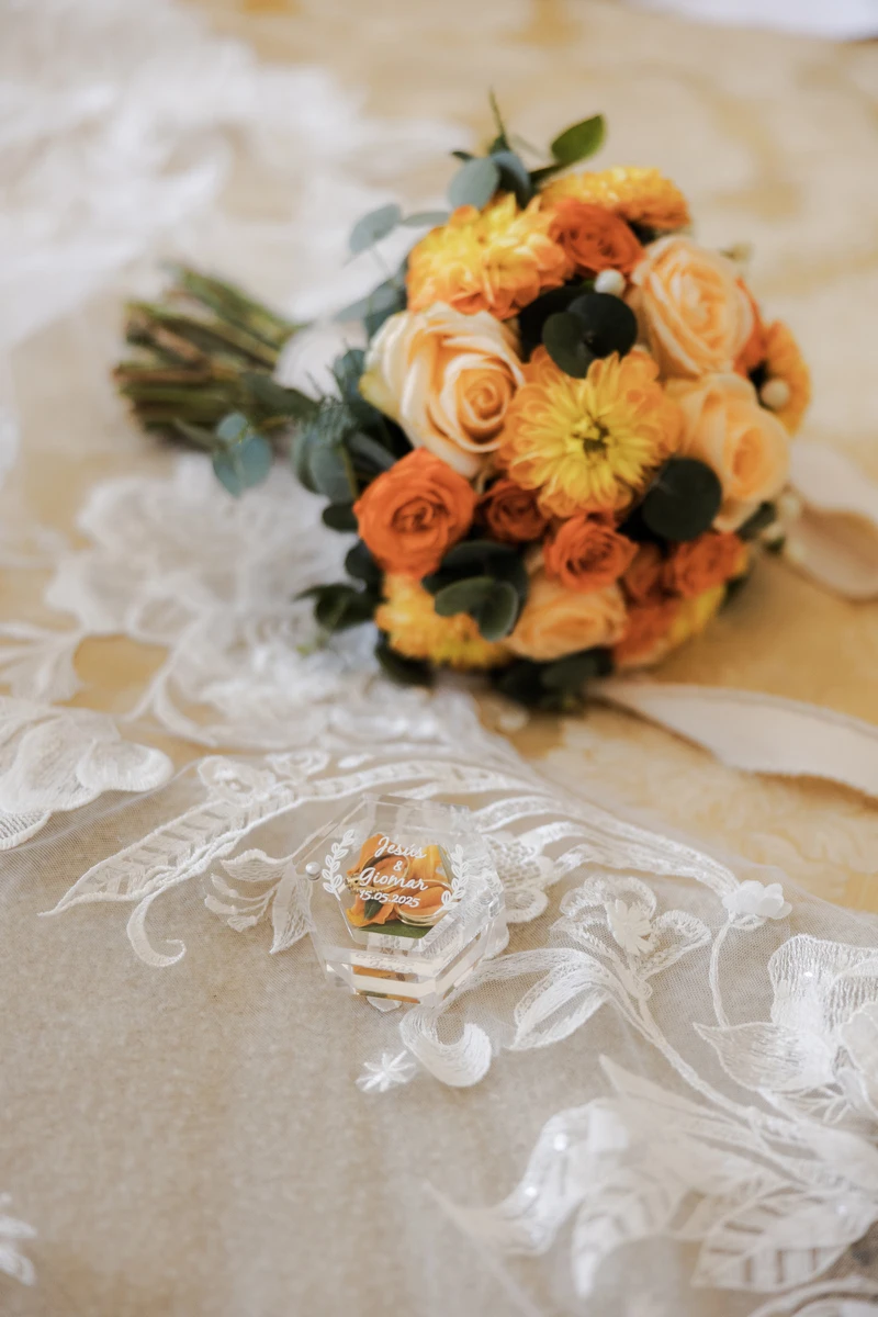 Bouquet da sposa e porta fedi dettagli del matrimonio di Jesus e Giomar