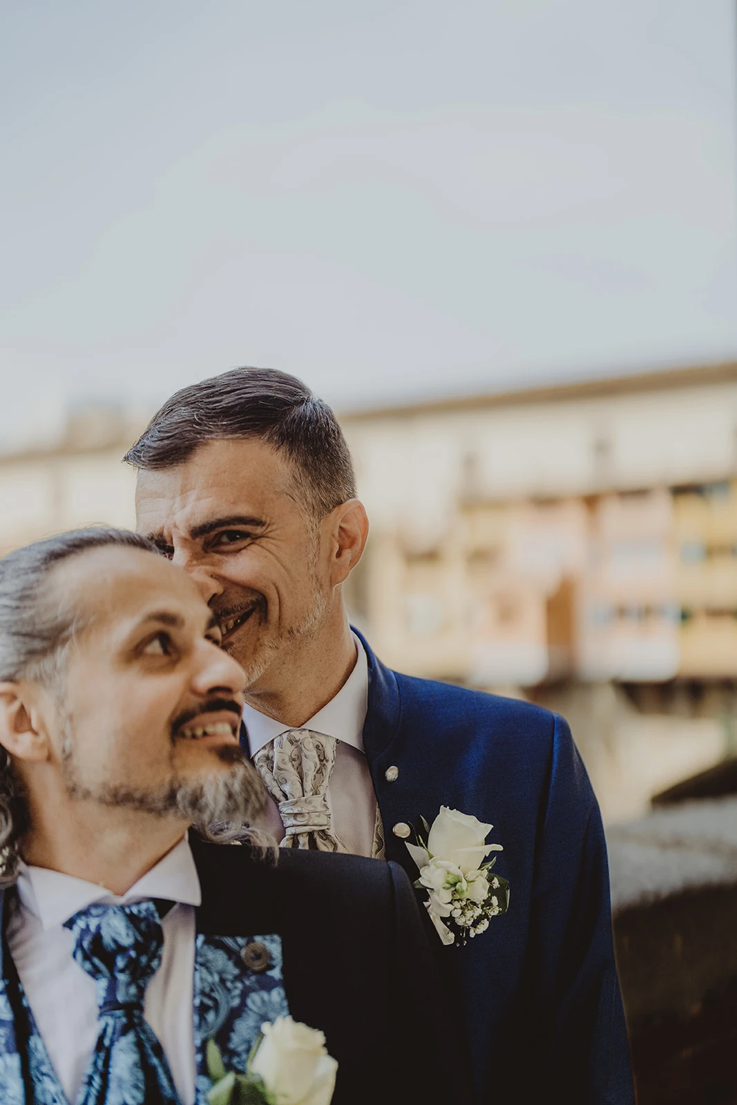 Momenti di complicità tra gli sposi durante il servizio fotografico a Firenze