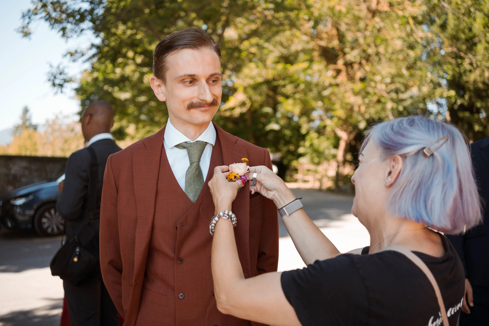 Presenza discreta della wedding helper durante la giornata di coordinamento del matrimonio