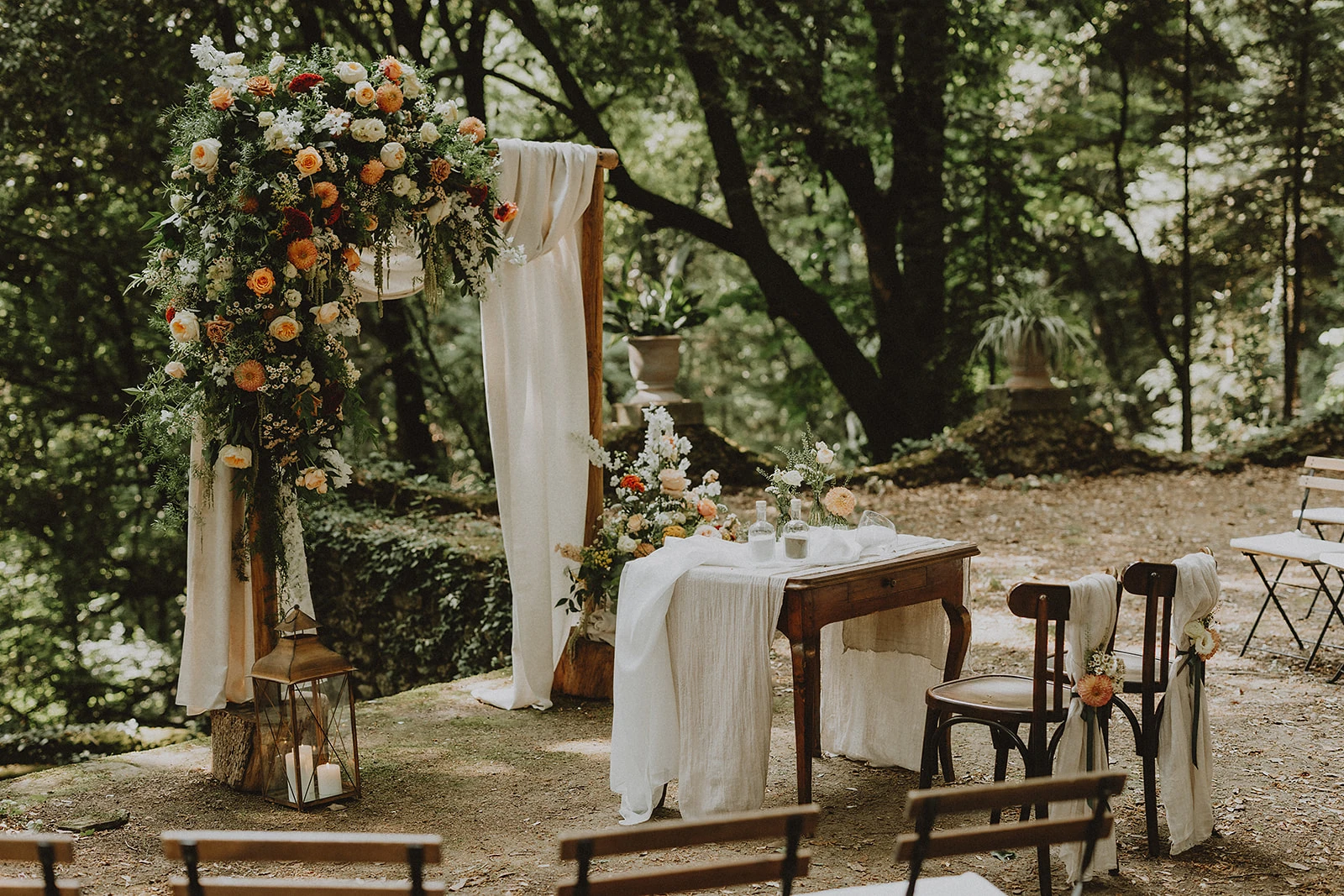 Allestimento cerimonia nel boschetto di Villa di Striano, coordinamento wedding planner Mugello