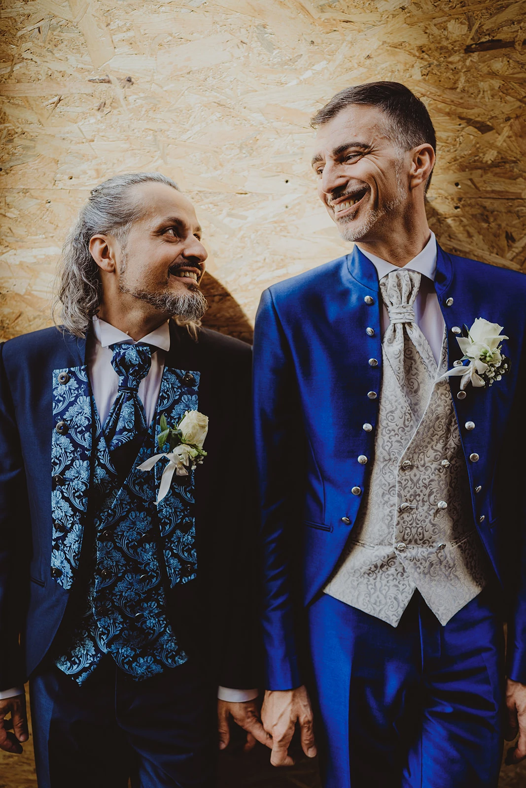 sguardi d'intesa tra gli sposi Claudio e e giacomo durante lo shooting 