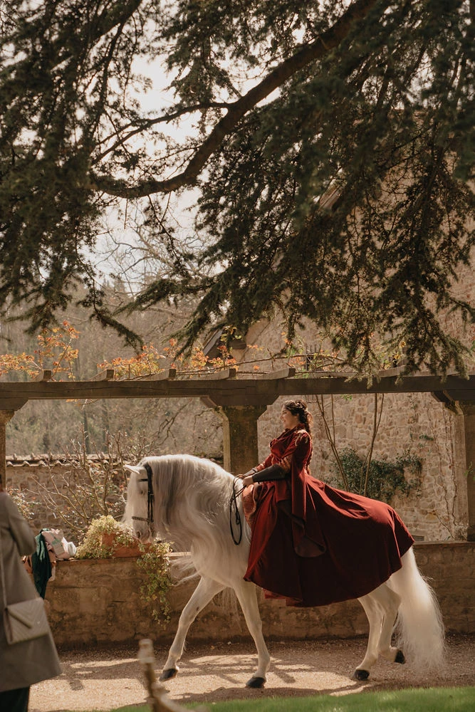 Ingresso della sposa spettacolare a cavallo al Castello di Barberino
